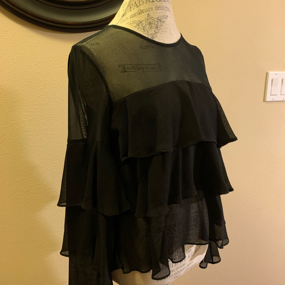 LN DARLING RUFFLED TOP W/LONG RUFFLE SLEEVES. CUTE - Picture 2 of 13